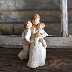 WILLOW TREE Demdaco Quietly mom and children figurine